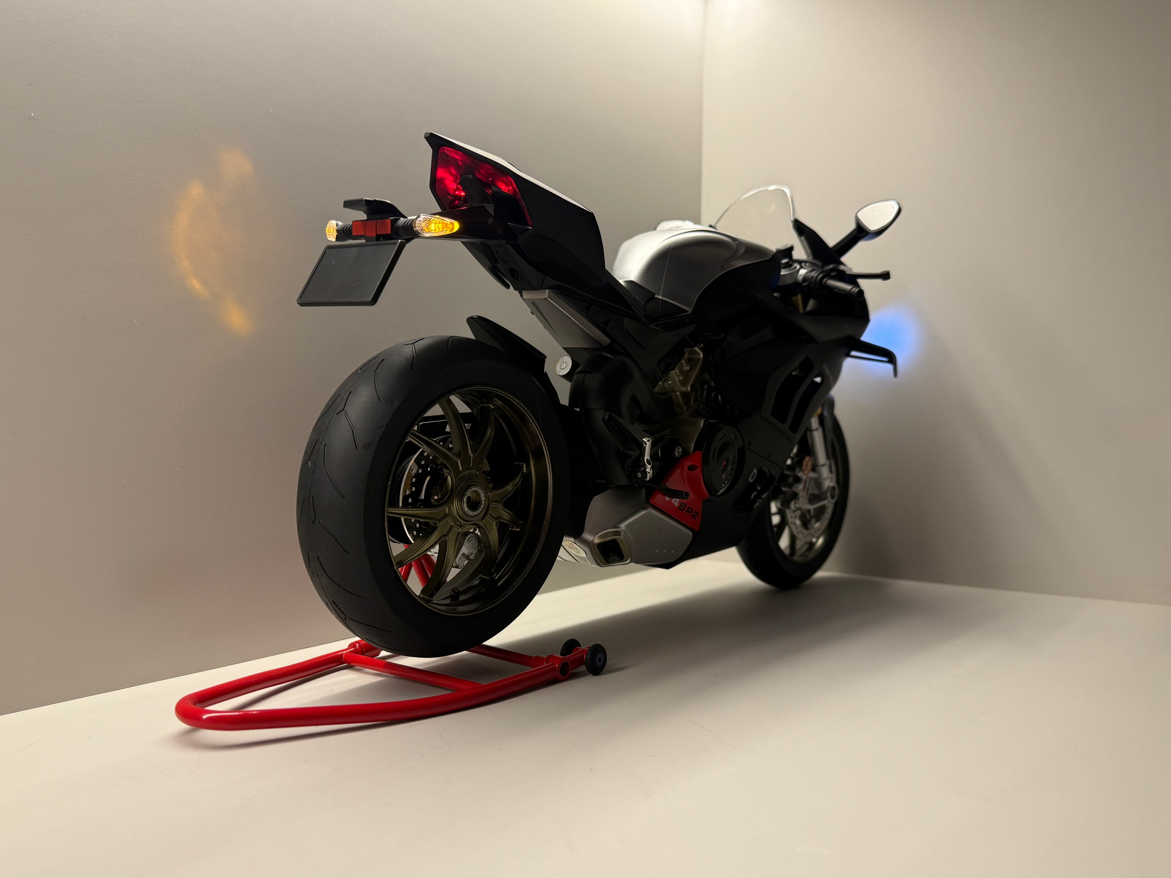 1:6 Ducati Panigale V4 SP2