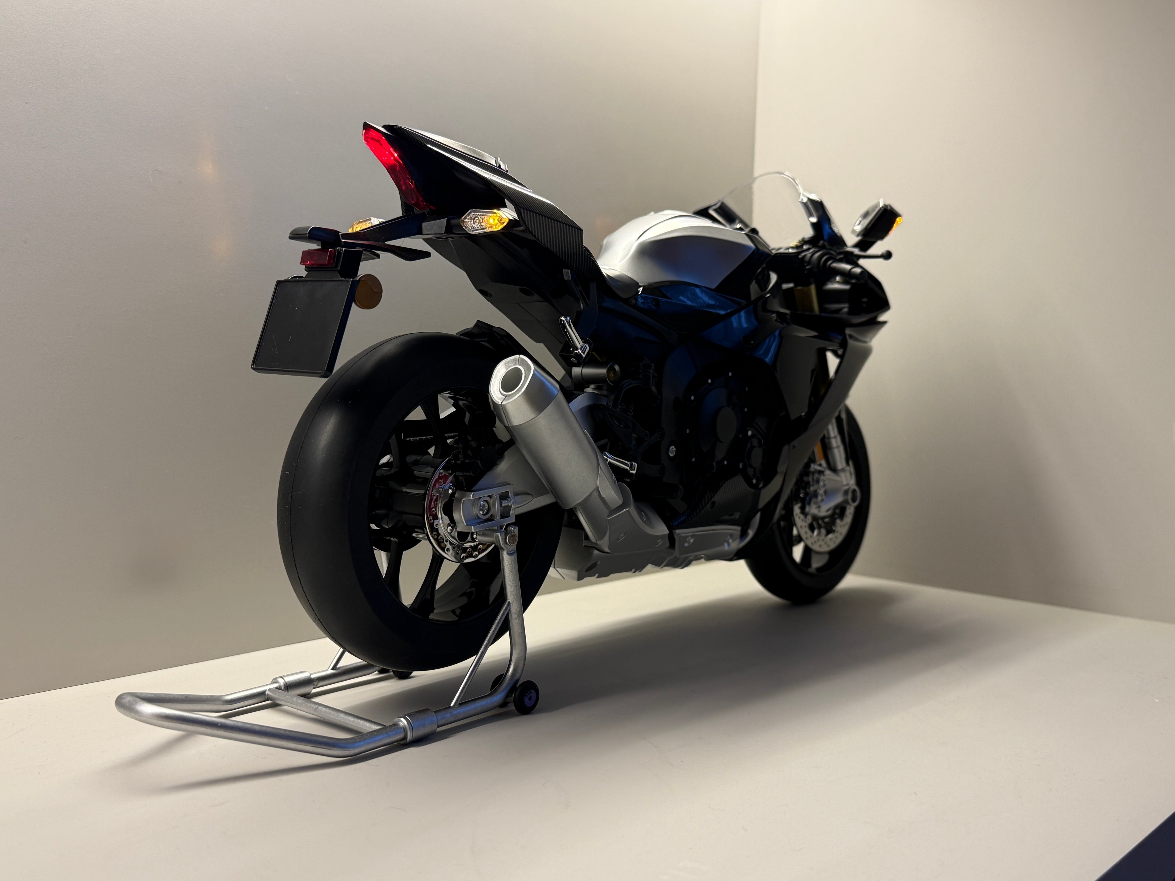 1:6 Yamaha R1M