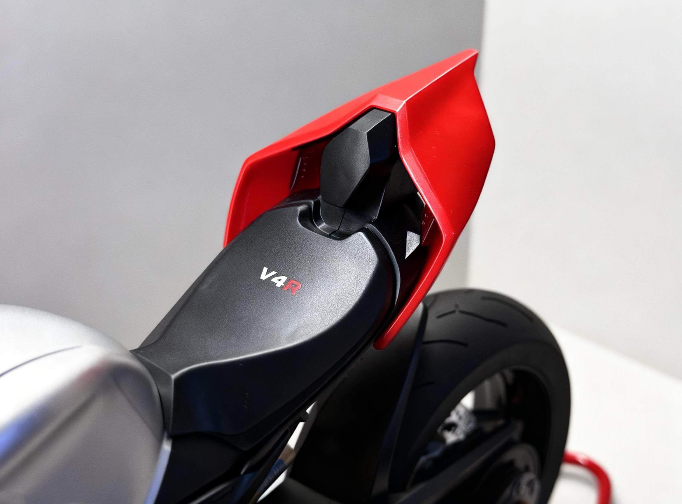 1:6 Ducati Panigale V4R