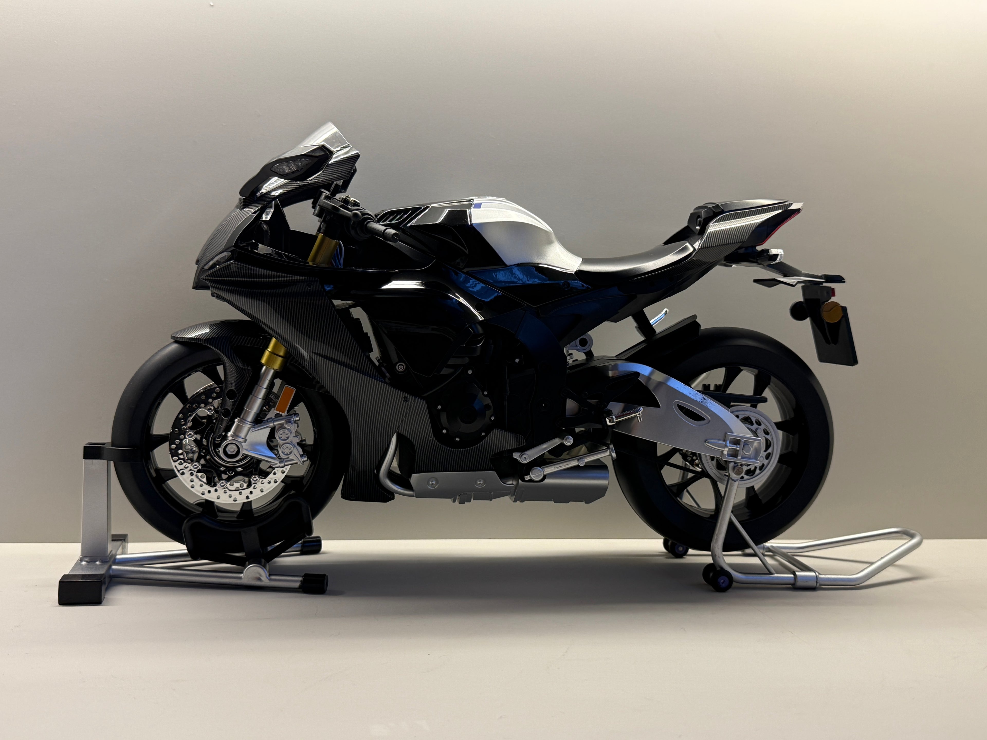 1:6 Yamaha R1M